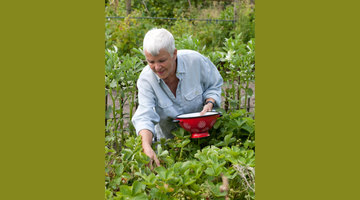 Renate Hücking in ihrem Garten, Foto: Renate Hücking